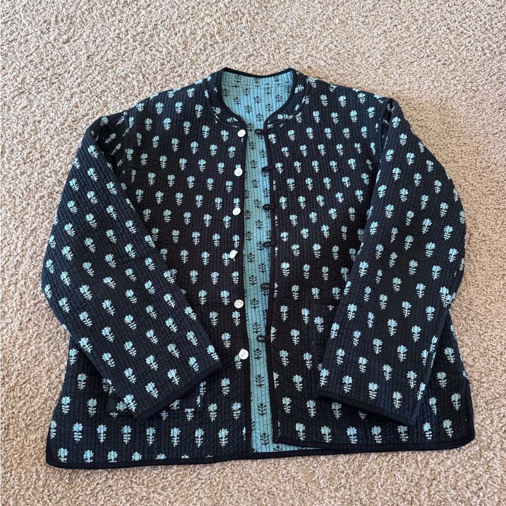 Gorgeous blue reversible women’s quilted functional button up jacket, w/pockets